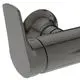 Hochwertige Badarmatur von Ideal Standard mit einem modernen Griffdesign und einer integrierten Handbrause. Oberfläche in einem glänzenden grauen Finish.